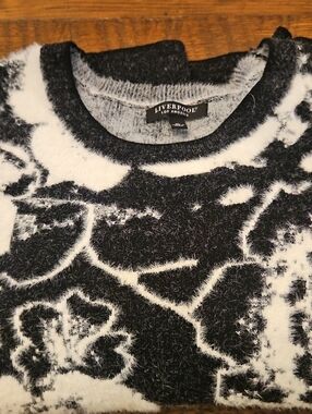 Nwot Liverpool Los Angeles Black & White Floral Fuzzy Sweater